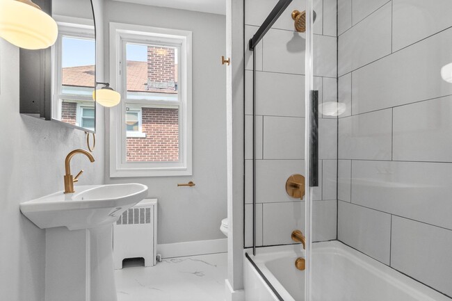 Building Photo - Beautiful 5 Bedroom, 2 Bathroom in Mt.Lebanon- Original Hardwood Floors and Garage