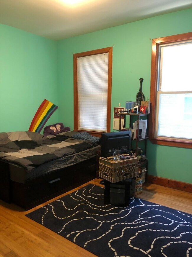 Building Photo - No Brokers Fee, In-Unit Washer and Dryer, Eat-in Kitchen, Stainless Steel Appliances, Porch