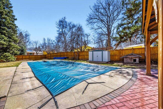 Building Photo - Enjoy the Private Pool and Outdoor Sauna at this 3/2 Home in a Quiet Neighborhood in Louisville
