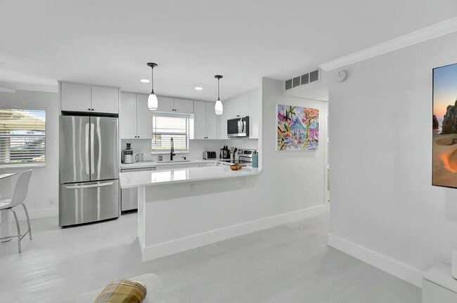 Building Photo - 581 Monaco Way