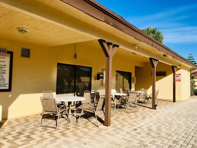 Building Photo - 6649 Somerset Dr