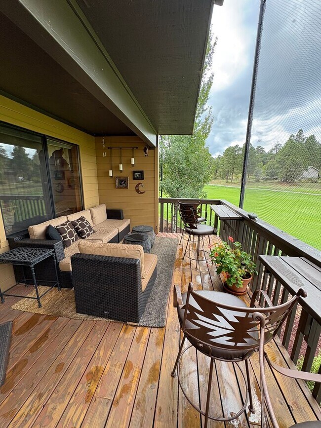 Building Photo - Vacation Rental: Golf Course Views Country...