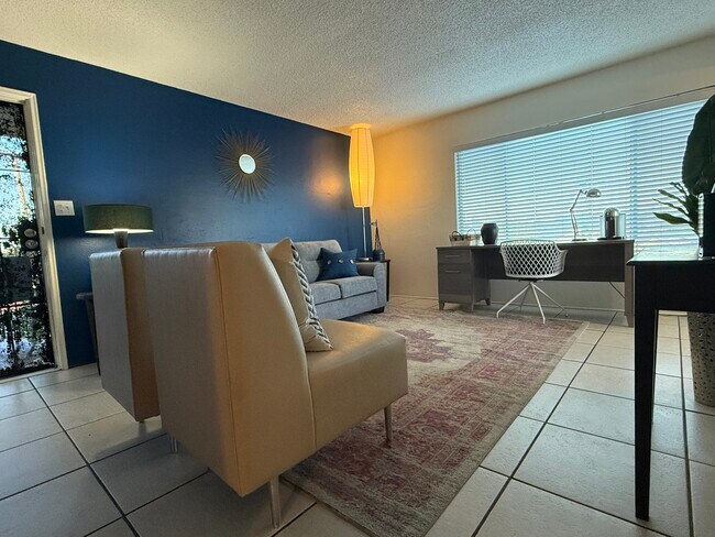 Building Photo - 4068 Oakcrest Dr