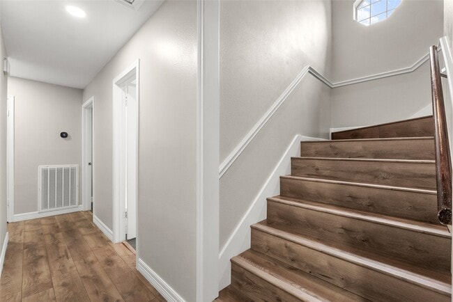 Building Photo - 2105 Murfield Dr