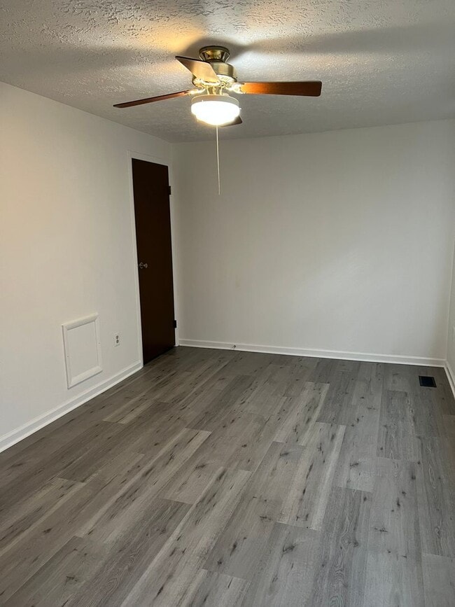 Building Photo - Renovated End-Unit Ready to Move-In