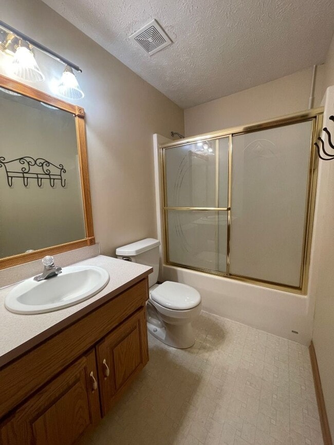 Building Photo - Home For Rent Bellevue.