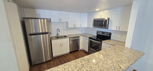 Building Photo - 824 Town Cir