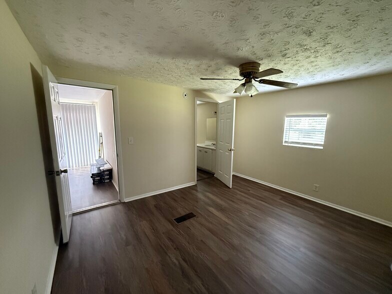 Building Photo - 3122 Moody Ave