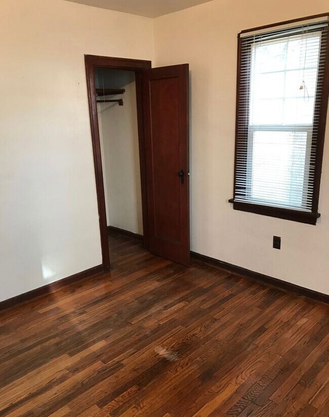 Building Photo - 213 N Almon St