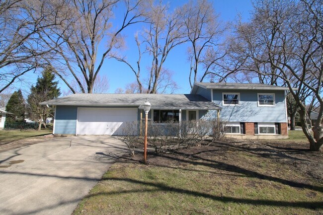 Building Photo - 460 E Thacker St