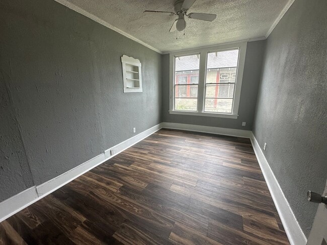 Building Photo - Gorgeous 3 bedroom Home In