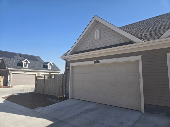 Building Photo - Spacious 4B/3B Available Early April!