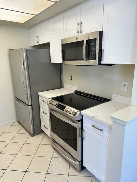 Building Photo - 18 Cove Ln