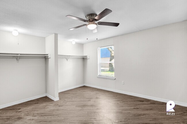 Building Photo - 11810 Algonquin Dr