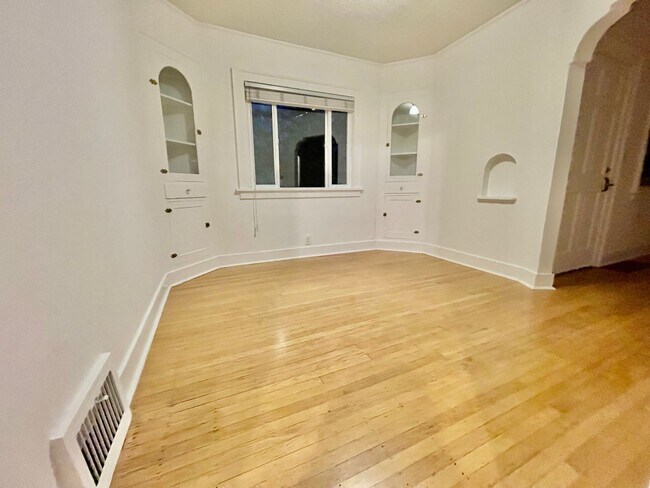 Building Photo - Upgraded 3bd/2bath Laurelhurst Home w/ Pri...