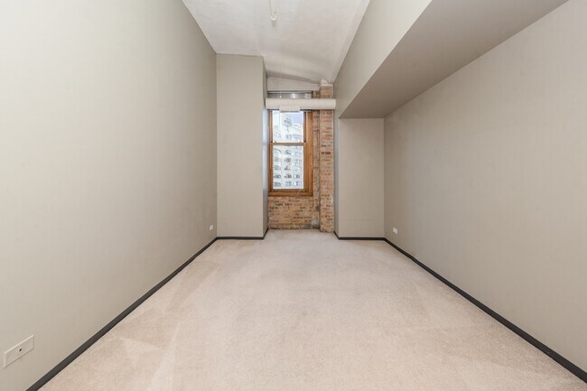 Building Photo - 801 S Wells St