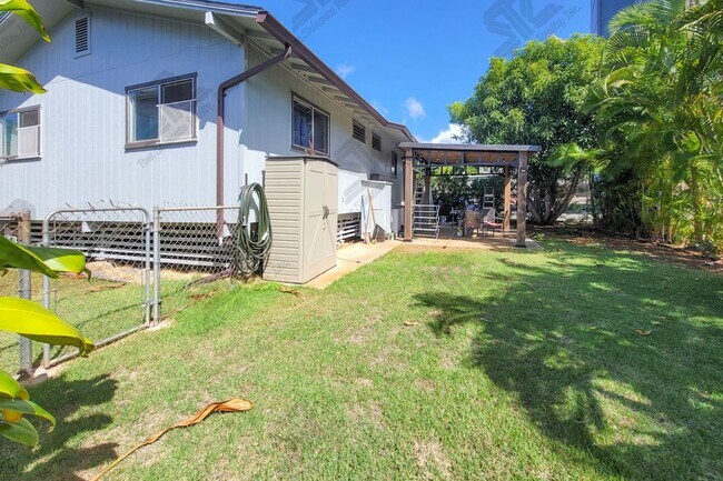 Building Photo - 3BR / 2Bath / 3Pkg - Home in Aiea!