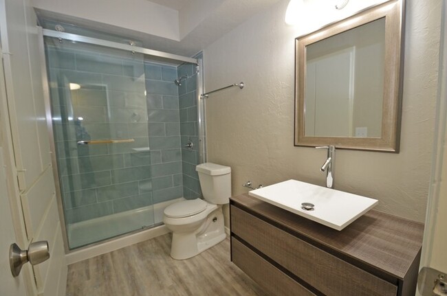 Building Photo - Tara Condos 2 Bed 1 Bath Apt NW 63rd & May...