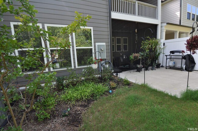 Building Photo - 1004 Pyrenees Way