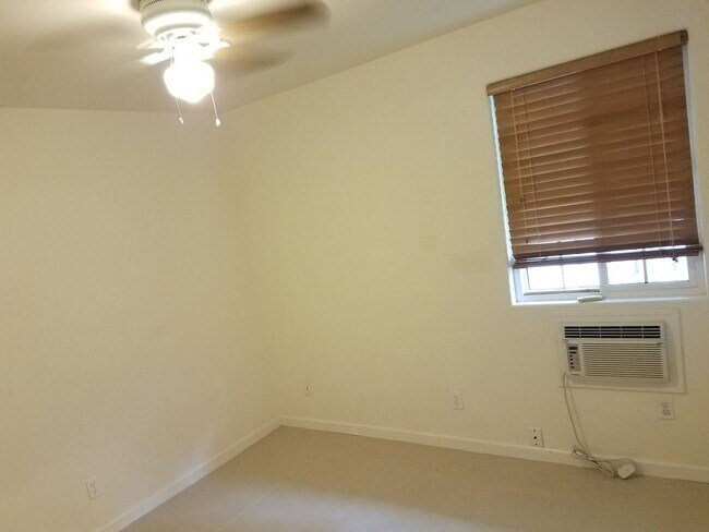 Building Photo - Pet Friendly, Ground Level, W/D, Great Location, Private fenced yard!