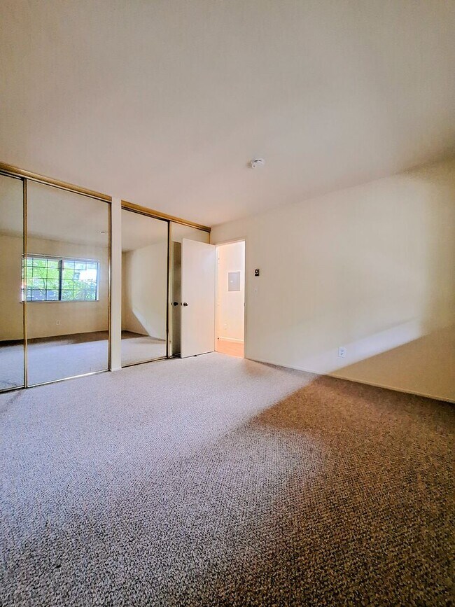 Building Photo - Refurbished Condo on 1st Floor With Laundry, Patio, Garage; Next to Pool!