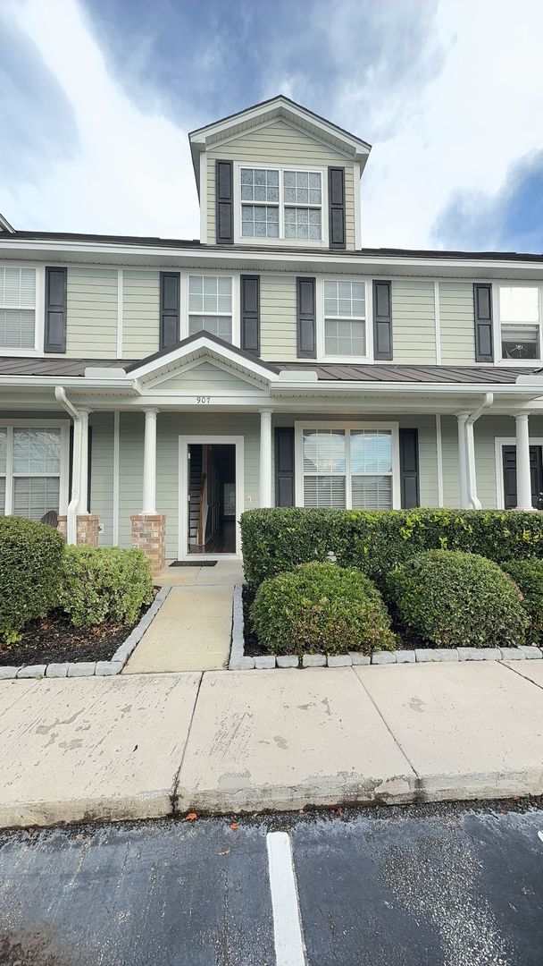 Building Photo - Totally renovated 2BR/2.5BA townhouse in t...