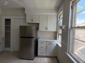 Building Photo - 673 Elm St