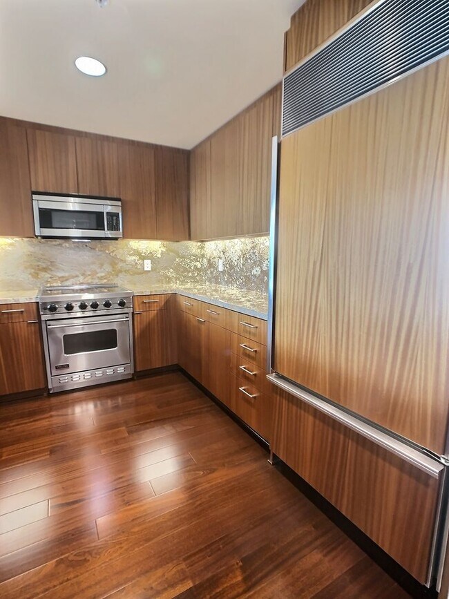 Building Photo - 20th Floor Spacious 3 Bedroom Condo with Den