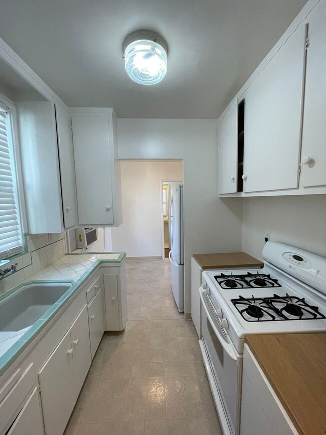 Building Photo - Charming Land Park 2/1 Apartment