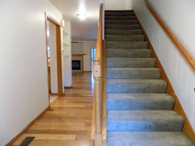 Building Photo - Large Iowa City Townhouse