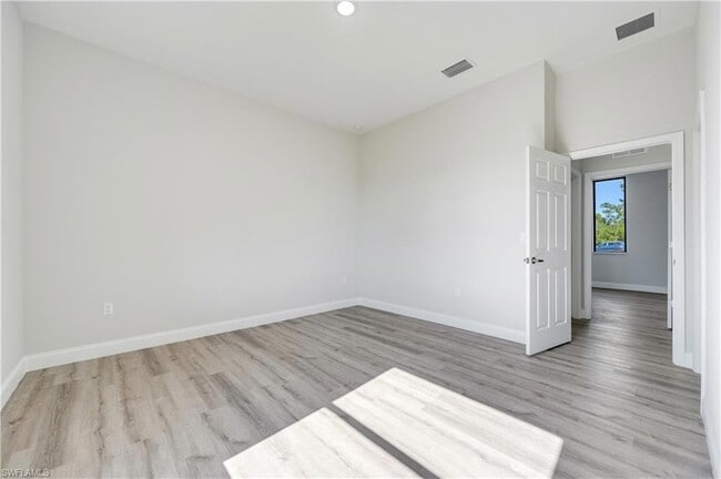 Building Photo - 1132 Cummings St E