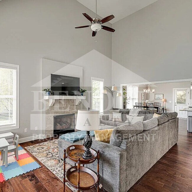 Building Photo - Beautiful Like New Home in Ooltewah