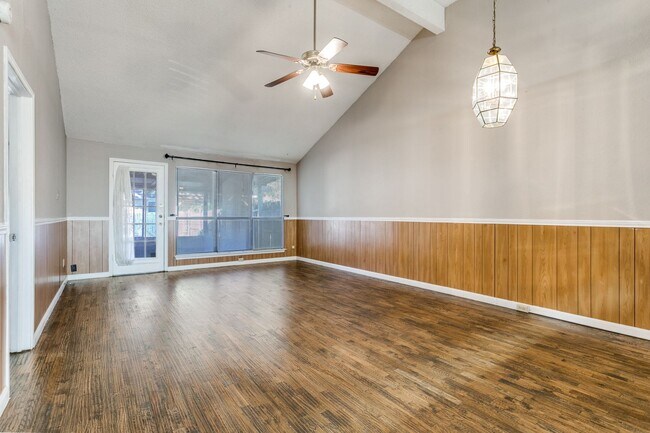 Building Photo - 3009 Hilltop Dr