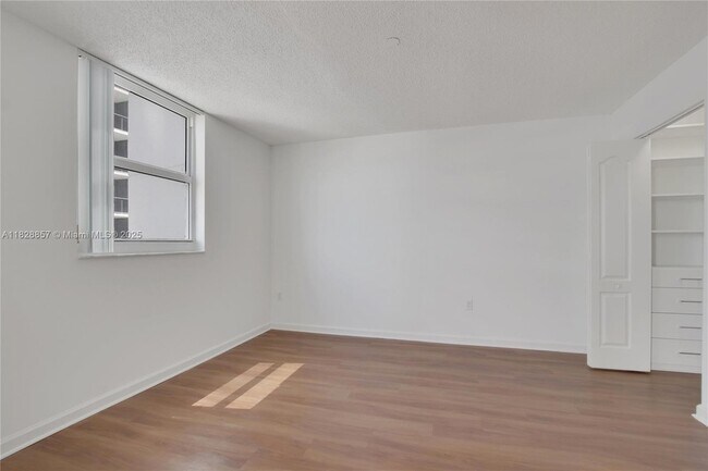 Building Photo - 1756 N Bayshore Dr