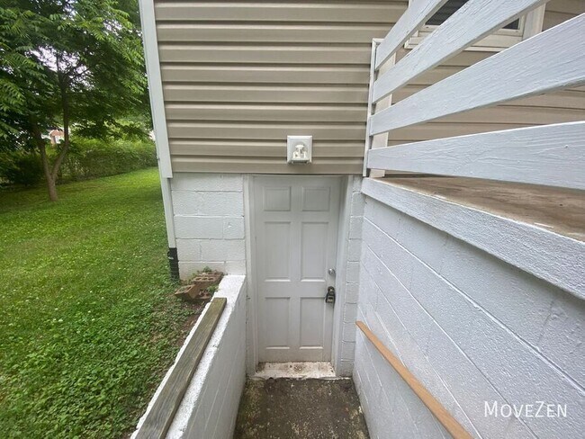 Building Photo - 2301 Cherokee Ln