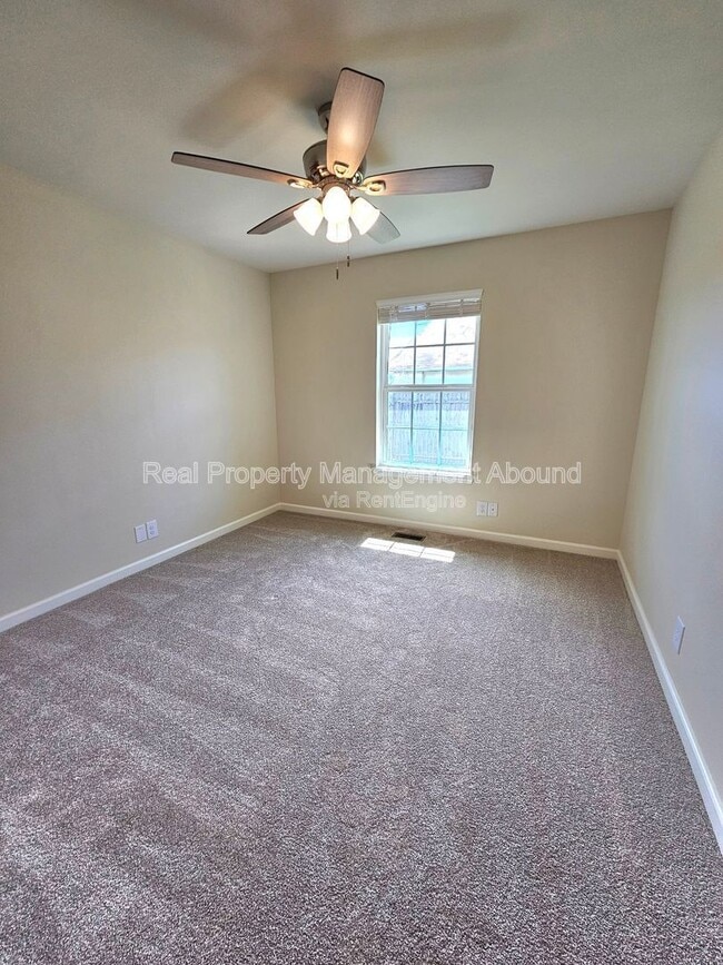 Building Photo - 1611 N Hickory Ave