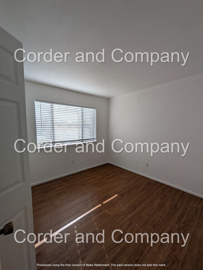 Building Photo - Charming town home 2Bedroom 2Bath Downstairs unit located in the Del Norte High School district.