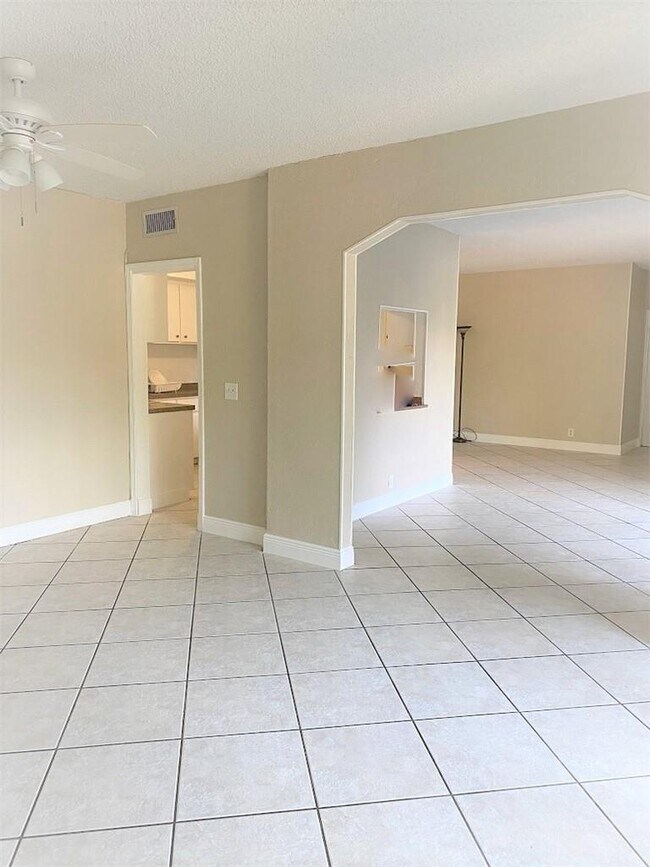 Building Photo - 2500 Coral Springs Dr