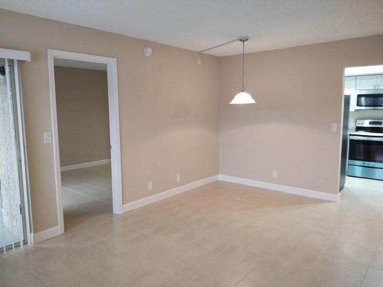 Building Photo - 1524 SE Royal Green Cir