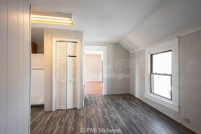 Building Photo - 918 S Bell St