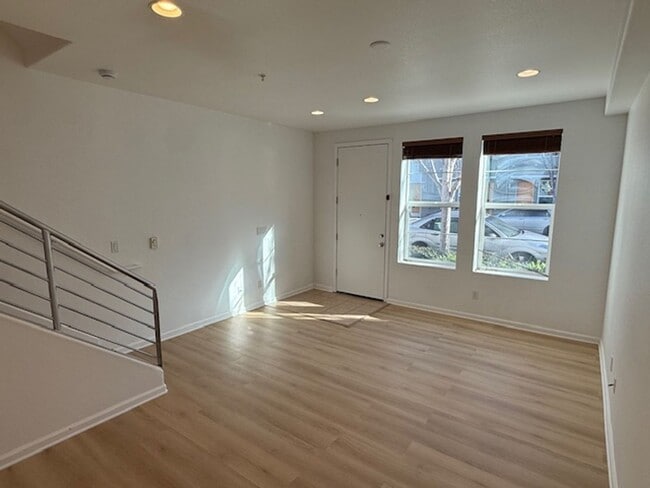Building Photo - 3-Bedroom Townhome in Central Richmond Near Richmond BART Station