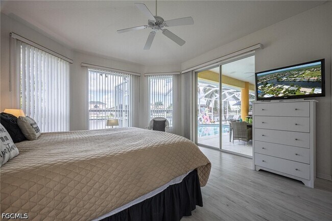 Building Photo - 4412 SW 26th Ave