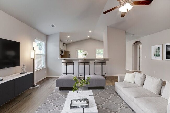Building Photo - 4/2.5/2 Near Downtown!