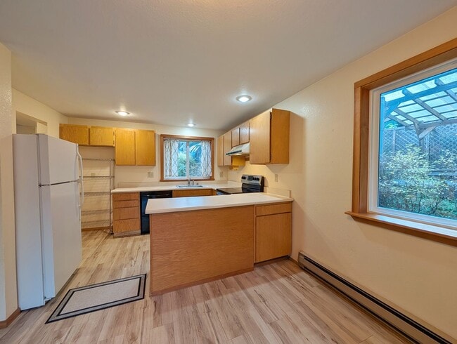 Building Photo - Unfurnished, 3Bd/1.5Ba Dgl Townhome, Long ...