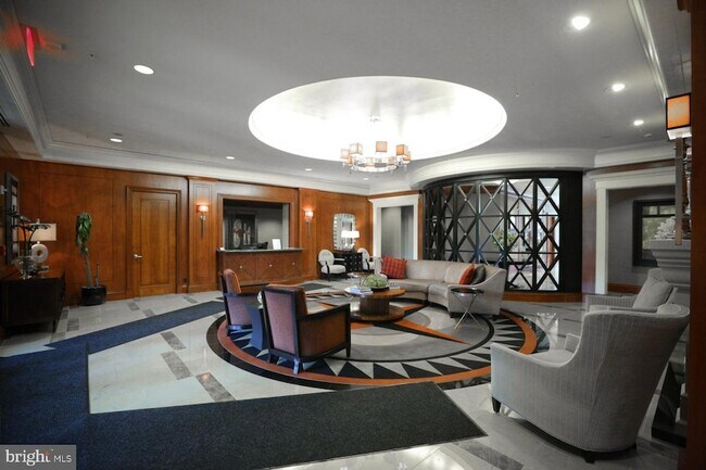 Building Photo - 8220 Crestwood Heights Dr