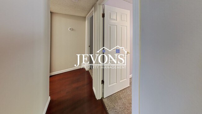 Building Photo - Charming top-floor condo with fully equipp...