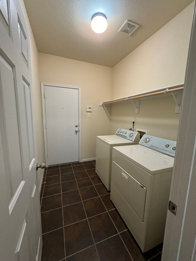 Building Photo - Beautiful 2 Story 4 Bdrm 2.5 Bath With a Loft