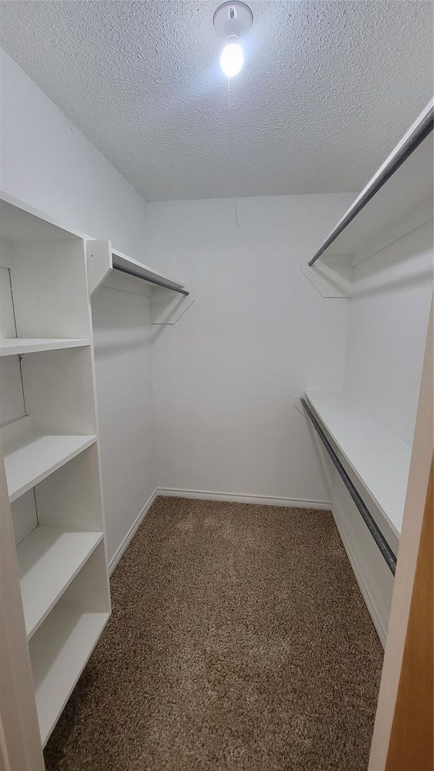 Building Photo - Discover this inviting 3 bedroom, 2 bathroom rental nestled in Cleburne, Texas, offering a spacio...