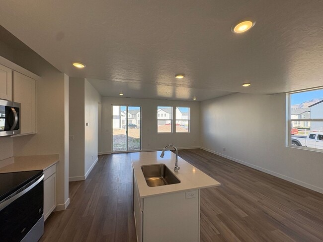 Building Photo - Gorgeous End-Unit Townhome in beautiful Salem!