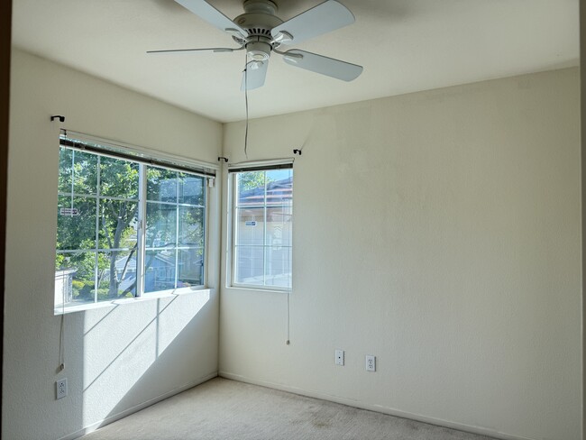 Building Photo - 1032 Feather Cir
